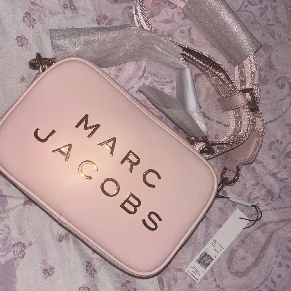 Marc Jacob’s Very Cute & Chic Rose Gold & Light pink purse 👛 😍 new with tags!
